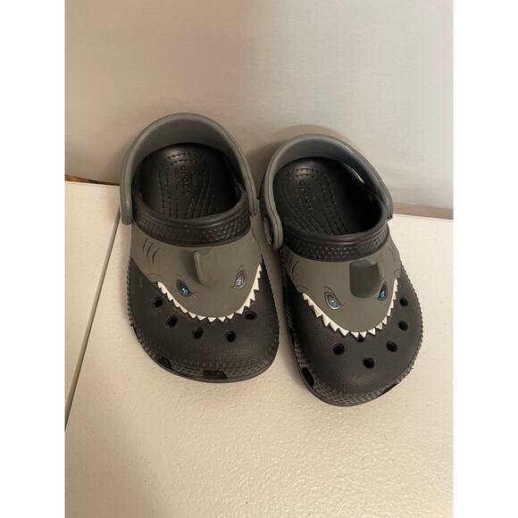 CROCS 2 pair children‎ size 6 Blue pair and Shark gray/black EUC - Picture 4 of 16